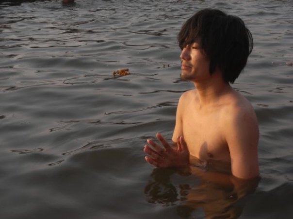 ガンジス川で沐浴するワタシ